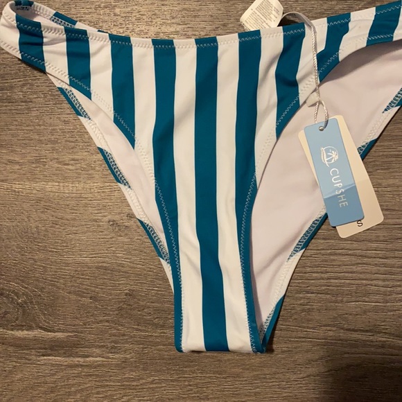 Bikini - Picture 2 of 4